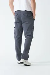 Pantalón cargo color marrón claro, de gabardina, con corte regular, bolsillos laterales y logo bordado.