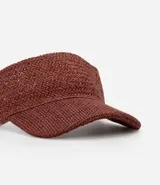 Visera de playa para mujer confeccionada en fibra de papel con textura trenzada. Presenta un diseño de ala ancha y un lazo de tela largo en la parte posterior para anudar.