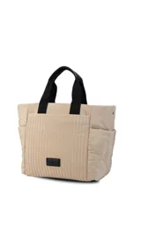 Cartera negra tipo tote bag con diseño capitoneado, doble asa corta y correa larga ajustable. Incluye bolsillos laterales y bolsillo frontal amplio.