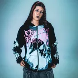 Campera negra con capucha, cierre frontal y bolsillos tipo canguro. Presenta estampados góticos en rosa y blanco en el frente, la capucha y las mangas.