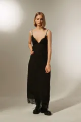 Vestido largo negro de encaje con breteles finos y escote en V, con forro interior hasta la rodilla y terminación en encaje en el ruedo.