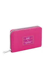 Billetera rectangular con cierre perimetral plateado y tirador de metal. Exterior de material sintético color verde menta con un parche transparente que contiene texto en tonos azules y blancos: "TR Love DY", "TRENDY", "TRENDY MANIFEST Y".