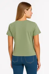 Remera violeta con estampado frontal con la frase "Reality check" en letras negras.