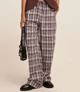 Pantalón recto con cintura elástica y lazo, confeccionada en tricolina y estampa de cuadros.