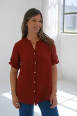 Camisa color borgoña de lino, con cuello mao y mangas cortas con presilla.