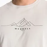 Remera color crema de manga corta y cuello redondo, con estampado lineal de montañas y el logo de la marca Merrell en el pecho.