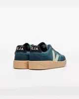 Championes Veja modelo V-90 Suede, color azul petróleo con logo lateral en blanco y talón en negro.