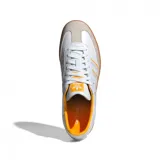 Championes Adidas Samba OG de cuero blanco con detalles en naranja y suela de goma marrón.