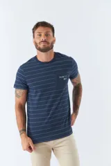 Remera de hombre a rayas horizontales blancas y beige, de manga corta, con bolsillo en el pecho y logo estampado.