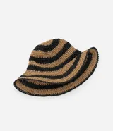 Sombrero tipo bucket de paja con rayas horizontales negras y beige.