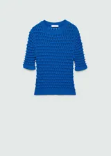 Buzo de punto fino calado color azul eléctrico, de manga corta y cuello redondo. Diseño entallado.