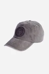 Gorro con visera color gris con logo bordado en el frente y hebilla ajustable en la parte posterior.