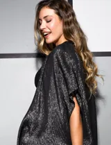 Kimono negro de gasa plisada con detalles de lurex y terminación desflecada.