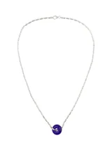 Collar plateado con cadena de eslabones rectangulares y dije circular de color azul.