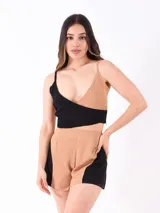 Short color beige con paneles laterales en negro.