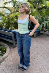 Top verde pistacho con breteles finos y escote redondo.