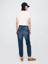 Pantalón jean de corte jogger con cintura elastizada y bolsillos laterales.