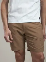 Bermuda color beige de corte recto, con cierre frontal y bolsillos laterales.