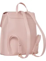 Mochila Tommy Hilfiger color rosa con asa superior, cierre con cremallera y solapa, detalles distintivos de la marca y logo metalizado en la parte delantera.