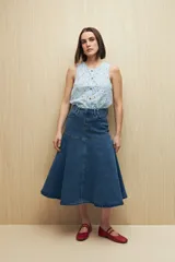 Falda midi de denim azul con corte evasé, cintura alta y bolsillos laterales.