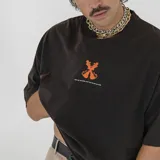 Remera color beige con estampado en el frente.