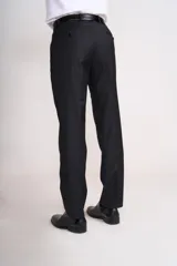 Traje de vestir azul marino, compuesto por saco de dos botones con solapa de muesca, dos bolsillos laterales con solapa y un bolsillo de ojal en el pecho, y pantalón de vestir con corte recto. Incluye camisa blanca, corbata celeste y pañuelo de bolsillo blanco con borde celeste.