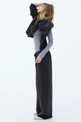 Pantalón deportivo negro de corte holgado, con cintura elástica y cordón ajustable. Confeccionado en felpa de algodón liviano con efecto lavado, bolsillos laterales y bajos sin rematar.