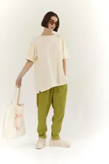 Pantalón de Tencel de corte carrot, con elástico y cordones en la cintura, color blanco.