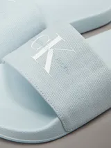 Ojotas celestes de Calvin Klein Jeans con logo de la marca en la tira.