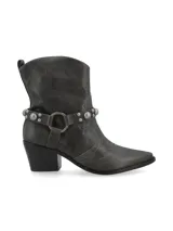 Bota corta de cuero gris con detalles de estilo western y apliques metálicos. Tiene un taco de 6cm y caña alta de 23cm.