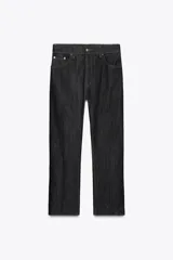 Jeans de tiro alto color azul oscuro, corte bootcut, cinco bolsillos y cierre frontal con cremallera y botón.