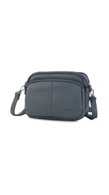 Bandolera negra de cuero sintético con doble bolsillo principal, un bolsillo frontal y trasero. Incluye correa ajustable.