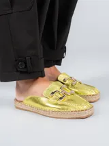 Sandalia mule color blanco con aplique metálico dorado y suela de yute.