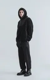 Hoodie negro con capucha confeccionado en corderito y detalles de tela bomber en pecho, espalda, capucha y bolsillos.