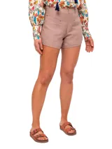 Short color marrón claro de lino orgánico, de tiro alto, calce holgado y bolsillos laterales.