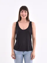 Musculosa negra de breteles anchos y escote redondo.