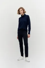 Pantalón slim de color azul marino con ajuste cómodo y diseño clásico.