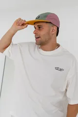Remera blanca de manga corta con cuello redondo y estampado pequeño con la frase "Why Not?" en el pecho.