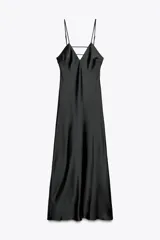 Vestido midi negro de satén con escote en pico, tirantes finos ajustables y espalda cruzada. Cierre trasero con cremallera oculta.