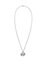 Collar plateado con cadena de eslabones y dije ovalado con dos estrellas caladas.