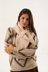 Bufanda color crudo de paño pesado con terminación en pico y textura suave.