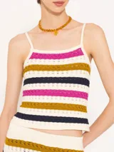 Top tejido a crochet con breteles finos y rayas horizontales en colores blanco, fucsia, mostaza y azul marino.