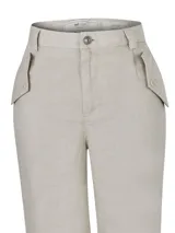 Pantalón de lino color beige, tiro alto, corte ancho, con bolsillos laterales y elástico en los tobillos.