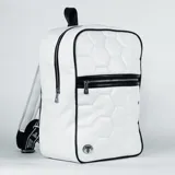 Mochila blanca con diseño acolchado en forma de hexágonos, detalles en negro y logo plateado en la parte inferior.