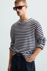 Jersey de punto con rayas horizontales azul marino y blanco, cuello redondo y manga larga.