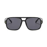 Lentes de sol unisex con marco cuadrado negro y lentes grises.