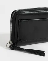 Billetera negra de cuerina con cierre circundante, bolsillo frontal y compartimentos para tarjetas y billetes.