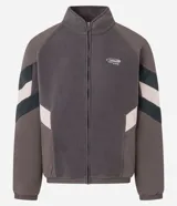 Saco masculino confeccionado en fleece color gris con recortes en marrón y negro, cuello alto, cierre en cremallera, cintura y puños ajustados con elástico. La prenda posee estampa localizada en el pecho con la palabra "LEAGUE".