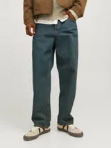 Jean azul de tiro alto y corte baggy.