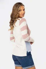 Buzo de tejido fino a rayas combinado, confeccionado en algodón. Diseño con bloques de color en beige y celeste, mangas largas y cuello redondo.